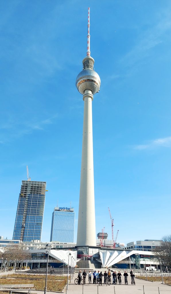 Tháp Truyền Hình Berlin cao 368m với quả cầu khổng lồ ở độ cao 200m – biểu tượng nhận diện của thủ đô nước Đức. Từ đài quan sát trên đỉnh, du khách có thể phóng tầm mắt bao quát toàn bộ thành phố Berlin qua 60 cửa sổ.
