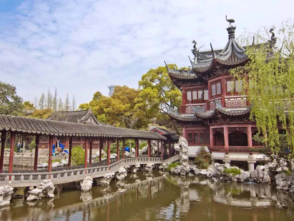 Vườn Dự Viên – kiệt tác kiến trúc cổ điển Trung Hoa phong cách nhà Minh – Thanh nằm giữa lòng đô thị hiện đại. Những đình tạ, hồ nước và bức tường trang trí rồng phượng tinh xảo mang lại cảm giác yên bình giữa Thượng Hải hoa lệ.