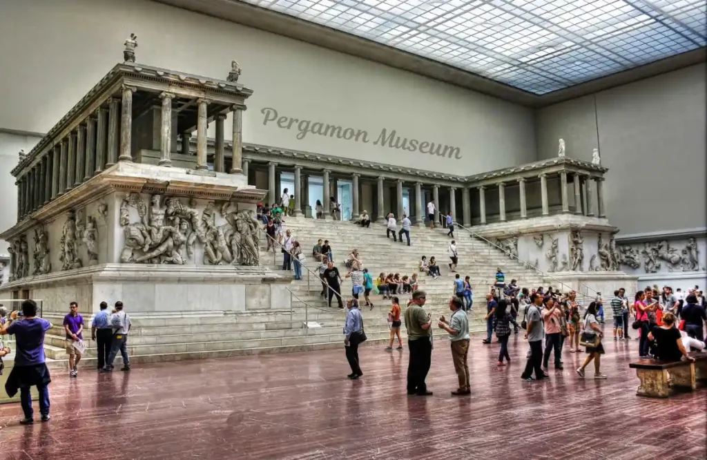 Bảo tàng Pergamon trên Đảo Bảo Tàng – Di sản Thế giới UNESCO – tái hiện nguyên vẹn các công trình kiến trúc cổ đại Hy Lạp, La Mã và Babylon trong không gian khổng lồ. Một trong 5 bảo tàng đẳng cấp thế giới không thể bỏ qua khi du lịch đến Berlin.