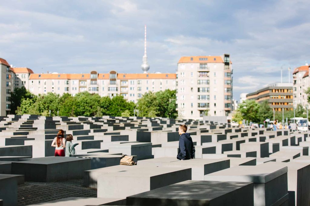 Đài Tưởng Niệm Nạn nhân Holocaust (Memorial to the Murdered Jews of Europe) với hơn 2.700 tấm bê tông sắp xếp theo hình sóng gợi lên cảm giác mất phương hướng và đau thương. Vào cửa miễn phí, đây là không gian tưởng niệm xúc động nhất tại Berlin.