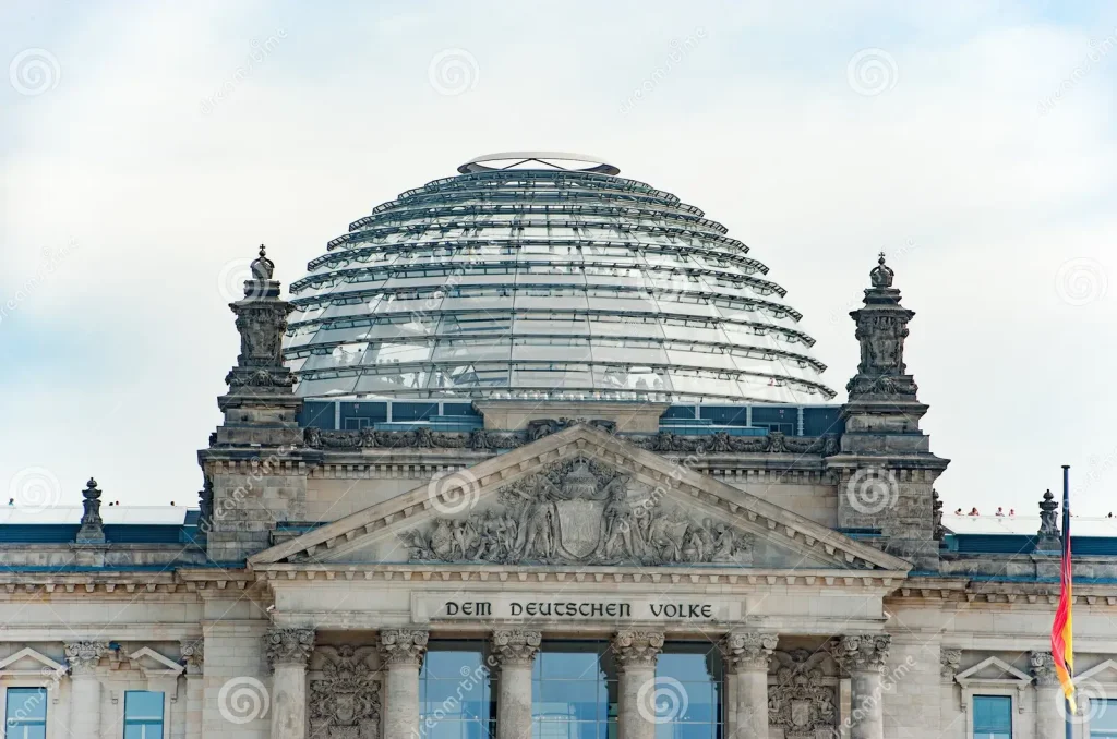 Mái vòm kính hiện đại trên đỉnh Tòa nhà Reichstag – trụ sở Quốc hội Đức – là kiệt tác kiến trúc kết hợp giữa cổ điển và đương đại. Du khách có thể leo lên tham quan miễn phí và ngắm toàn cảnh thủ đô Berlin từ trên cao, nhưng cần đăng ký trước trực tuyến.