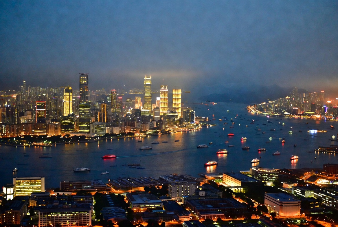 Victoria Harbour lung linh về đêm – biểu tượng không thể bỏ qua khi du lịch đến Hồng Kông