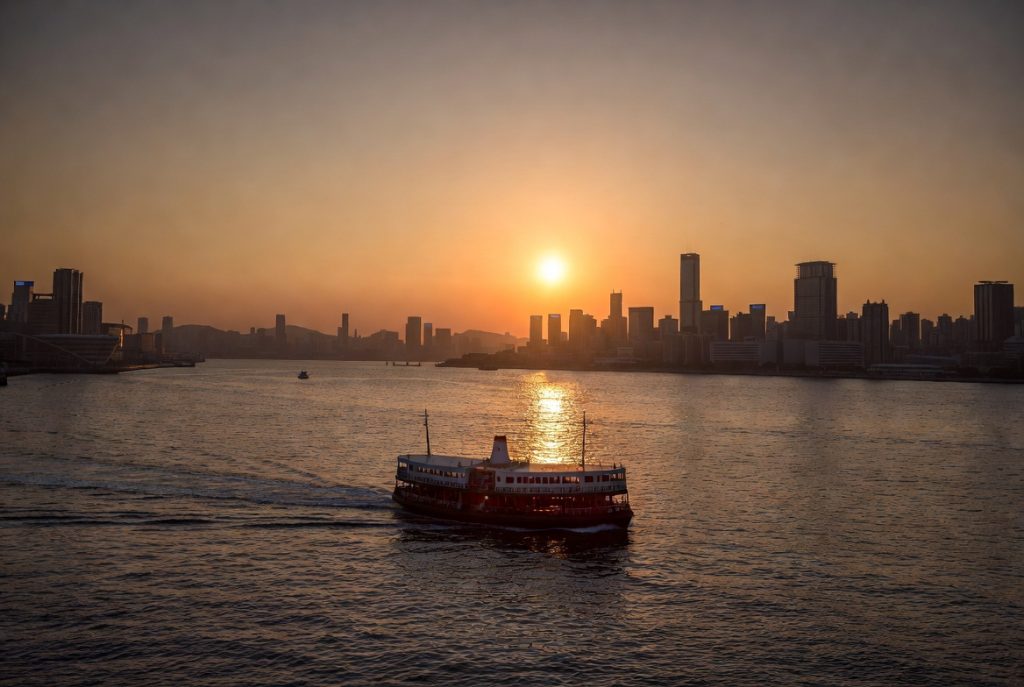 Chuyến phà Star Ferry kinh điển – một trong những trải nghiệm đáng nhớ nhất khi du lịch Hồng Kông