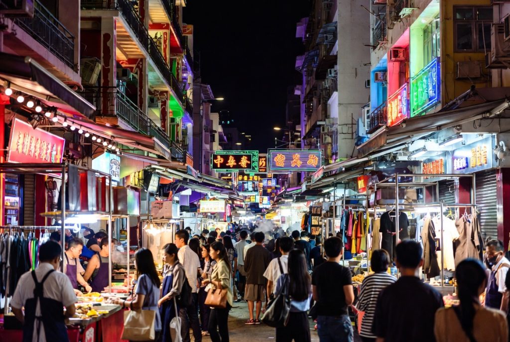 Chợ đêm Temple Street – nơi trải nghiệm ẩm thực và không khí sôi động của Hồng Kông