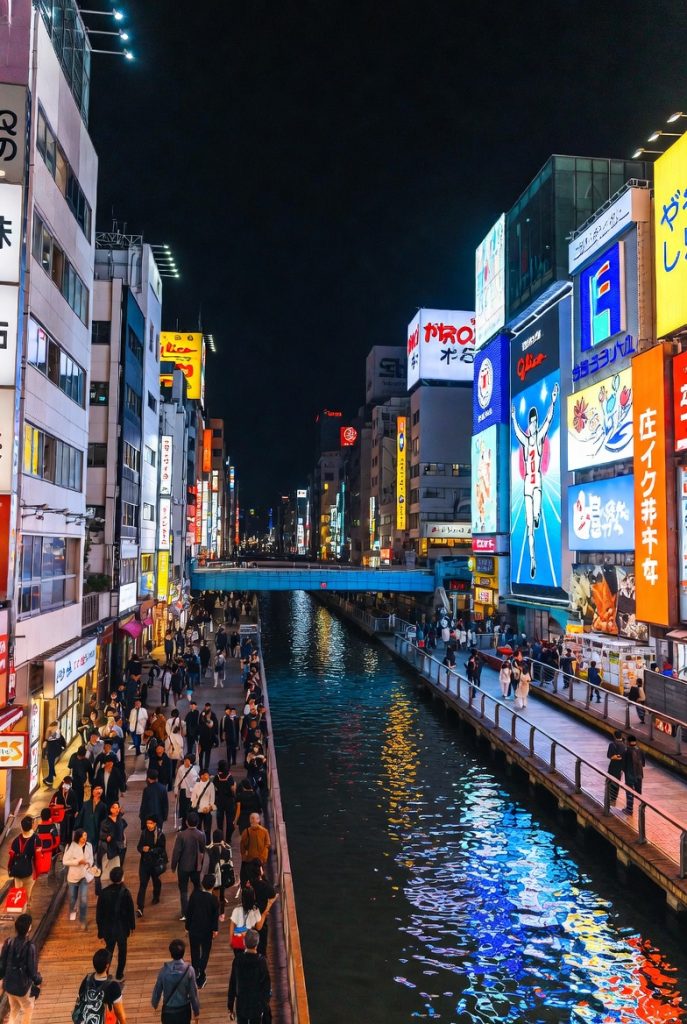 Caption: Dotonbori – thiên đường ẩm thực và ánh sáng neon không ngủ của Osaka.