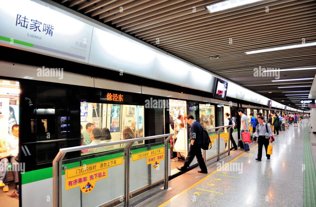 Hệ thống tàu điện ngầm (metro) Thượng Hải – một trong những mạng lưới giao thông công cộng hiện đại và rộng lớn nhất thế giới. Sạch sẽ, đúng giờ, có biển báo tiếng Anh, đây là phương tiện di chuyển số 1 được khuyến nghị cho mọi du khách tự túc.