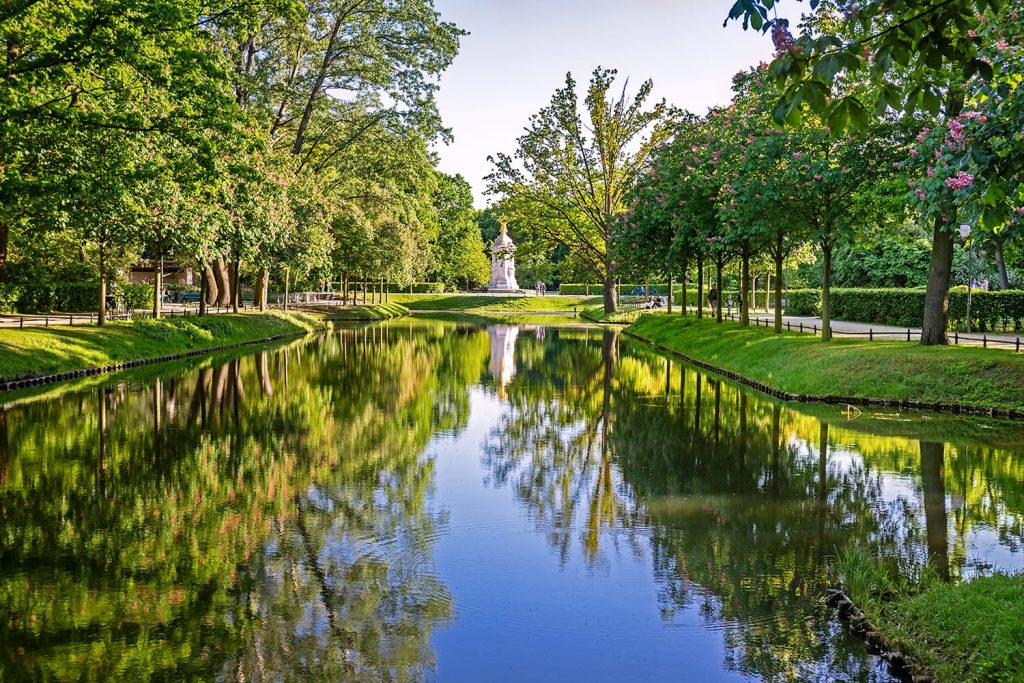 Công viên Tiergarten – "lá phổi xanh" rộng lớn nhất của Berlin, từng là nơi săn bắn của các vị vua Phổ từ thế kỷ 18. Nằm ngay trung tâm thành phố, đây là nơi lý tưởng để thư giãn, dã ngoại và ngắm lá vàng rực rỡ mỗi dịp thu về.