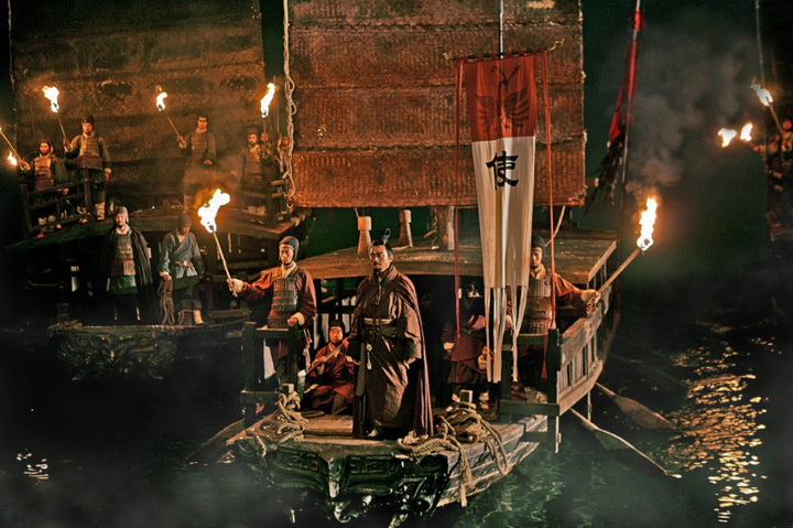 Cảnh hỏa công Xích Bích trong Tam Quốc Diễn Nghĩa 2010 – Một trong những trận chiến được đầu tư kỹ xảo lớn nhất phim, tái hiện sống động trận đánh kinh điển giữa Tào Tháo và liên quân Tôn-Lưu.