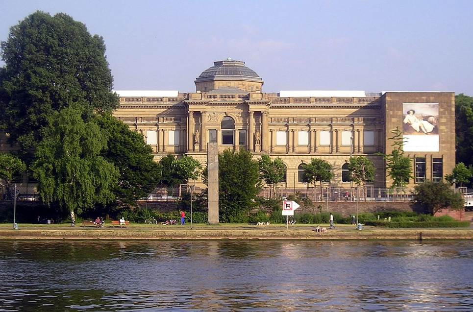 Bảo tàng Städel nằm trên bờ kè Museumsufer — một trong những bảo tàng nghệ thuật lớn nhất châu Âu với bộ sưu tập từ thế kỷ 14 đến nghệ thuật đương đại, bao gồm tác phẩm của Botticelli, Rembrandt và Monet.