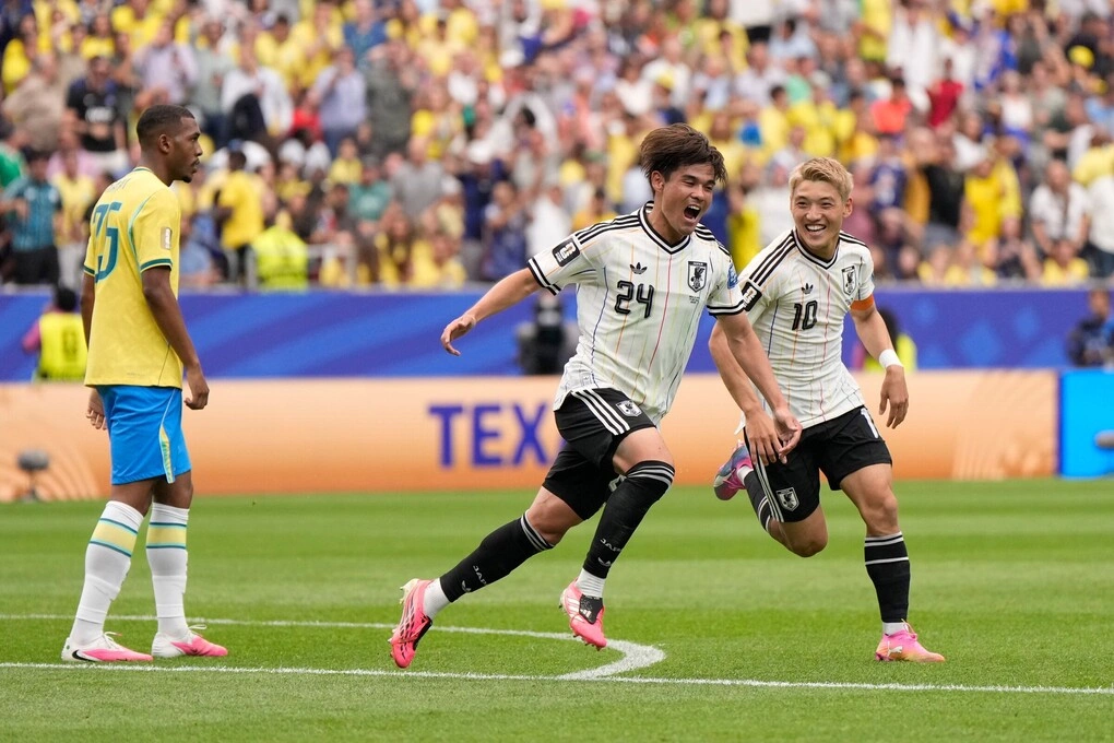 2026 年 6 月 29 日，在美国休斯顿体育场举行的 2026 年世界杯 16 强对阵巴西的比赛中，佐野海舟（24 岁）庆祝为日本队打入首球。