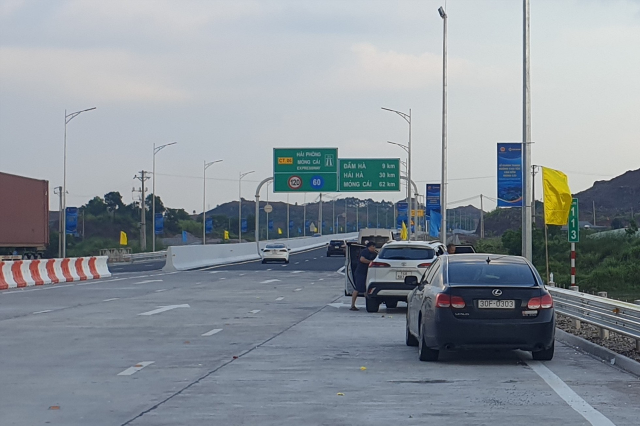 Dừng đỗ xe trên cao tốc có bị phạt không? Phạt bao nhiêu?