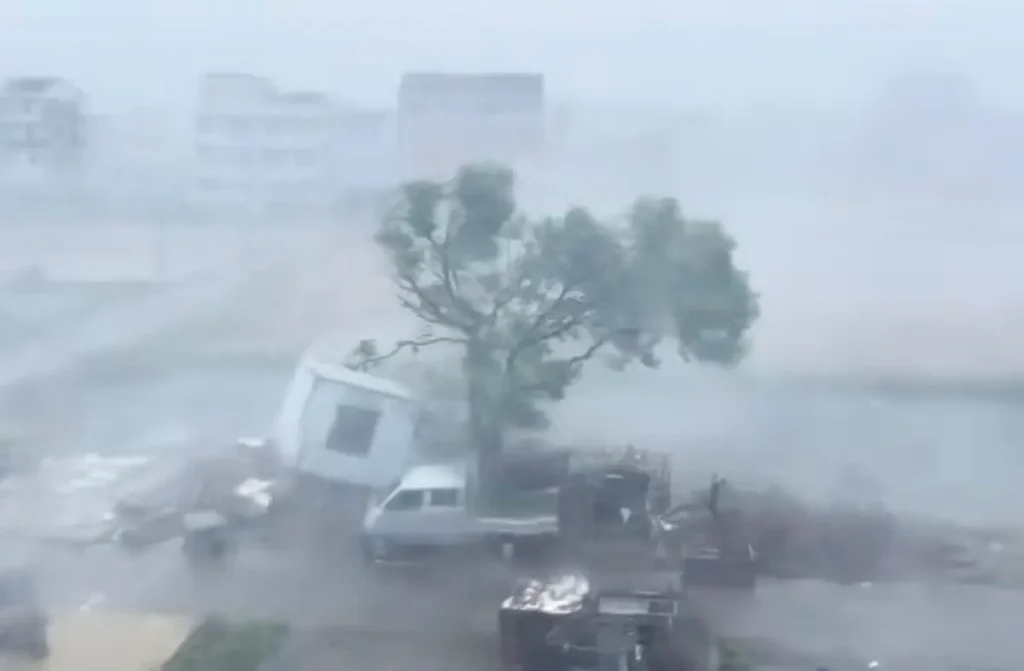 台风“白海豚”8月9日晚在浙江台州玉环坎门和温州乐清市翁垟街道两次登陆。该台风长途奔袭6000公里,创远洋台风登陆中国纪录。(视频截图)