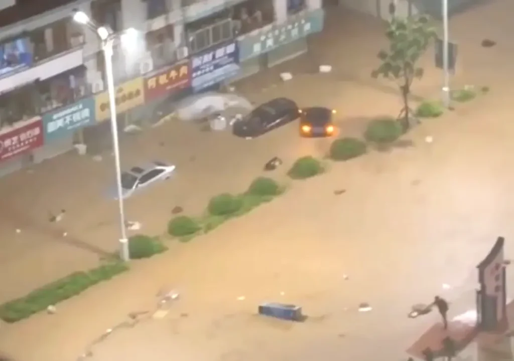 月1日凌晨，福建泉州市突降暴雨，造成许多区域严重内涝，街道变河流，许多汽车被冲走。（视频截图）