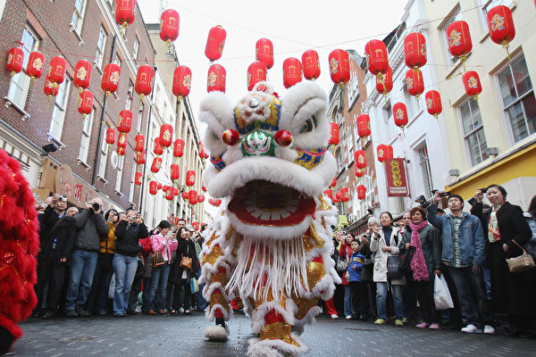 英国伦敦的唐人街，庆祝中国新年的舞狮。图片摄于2009年1月26日。