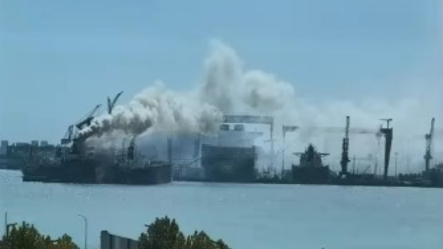 2026年9月10日，山东青岛市北海造船有限公司一艘外籍货轮靠港维修期间起火，造成重大人员伤亡。（视频截图）