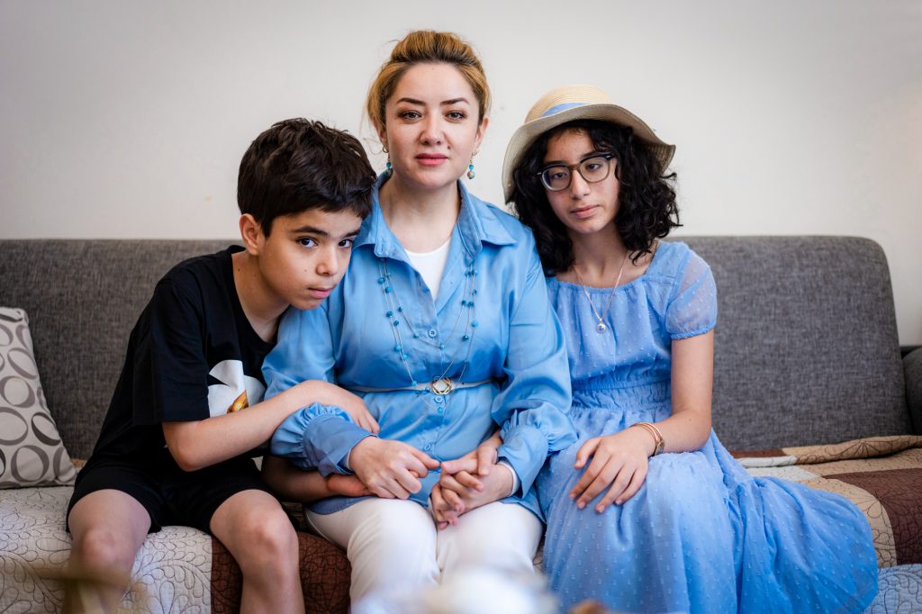 Mihrigul Tursun và các con của bà, Moez (trái) và Elina (phải), tại Arlington, Virginia, vào ngày 30 tháng 5 năm 2026. Madalina Kilroy/The Epoch Times