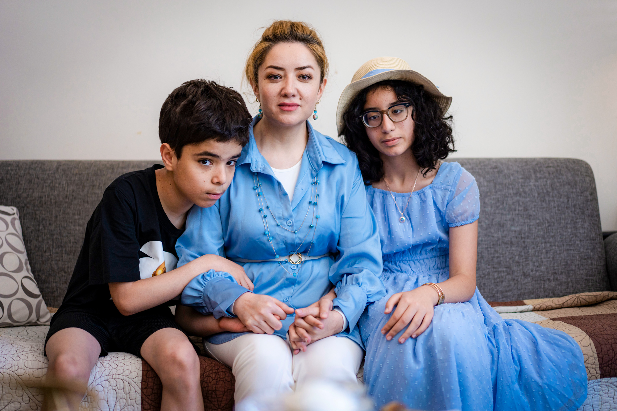 Mihrigul Tursun và các con của bà, Moez (trái) và Elina (phải), tại Arlington, Virginia, vào ngày 30 tháng 5 năm 2026. Madalina Kilroy/The Epoch Times